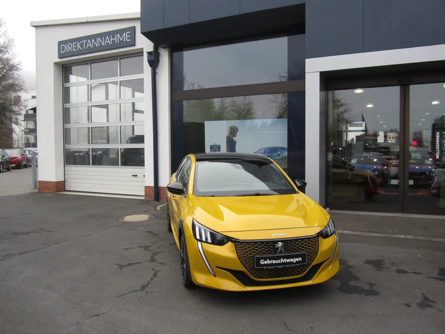 Peugeot e-208 GT+ Elektromotor mit Glasdach Gelb - 1