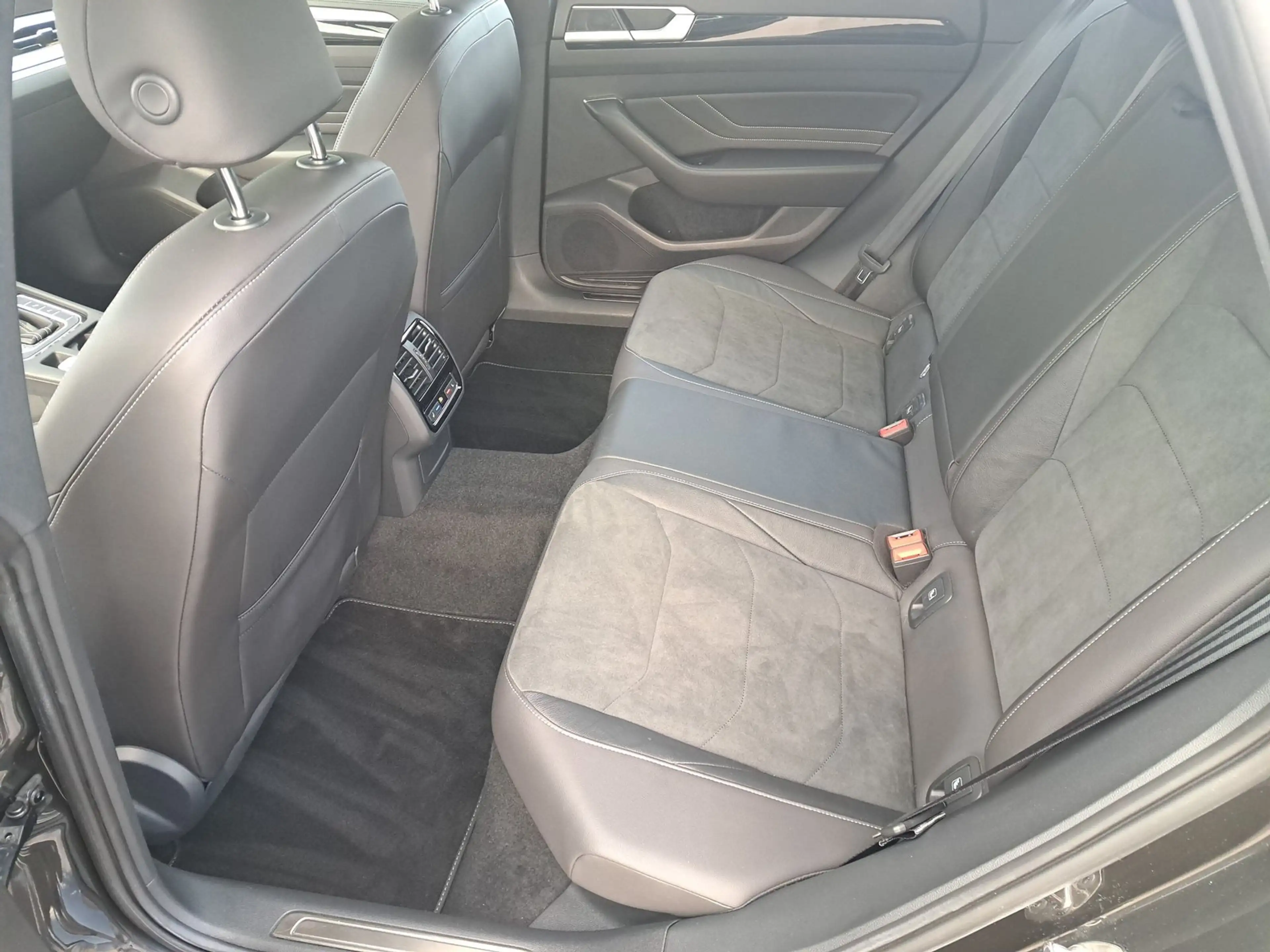Volkswagen Arteon Shooting Brake 2.0 TDI DSG R-Line 4Motion — photo 13