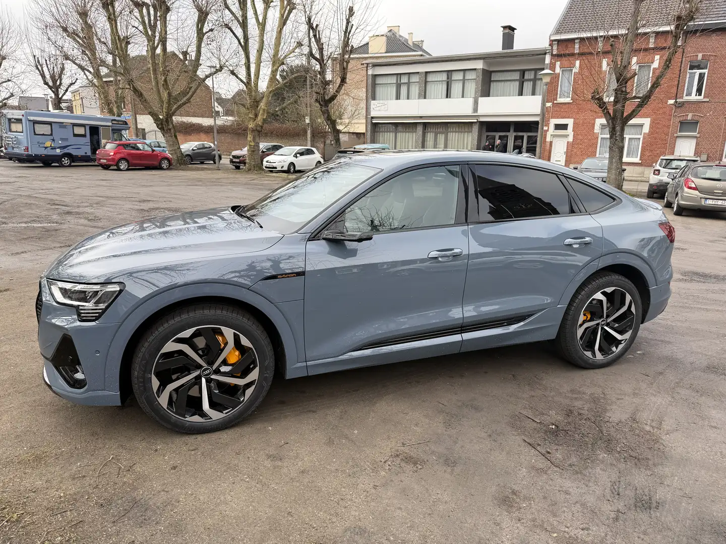 Audi e-tron 95 kWh 55 Sportrback Quattro S line Grijs - 1