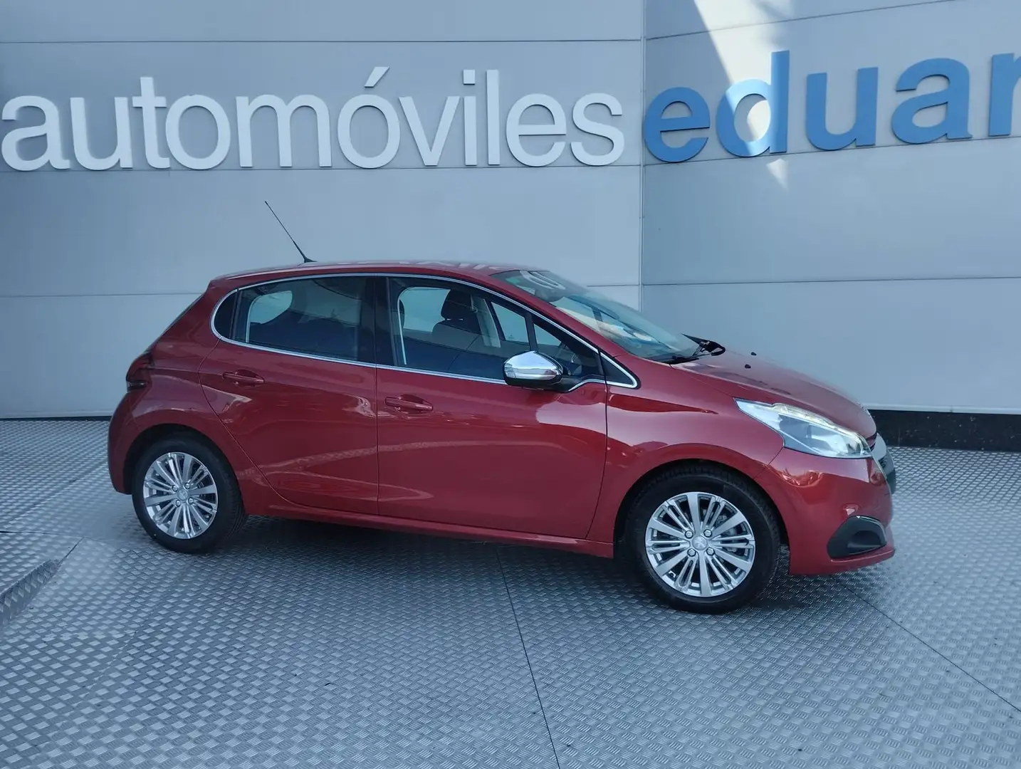 Peugeot 208 1.2 PureTech S&S Allure 110 Rouge - 1