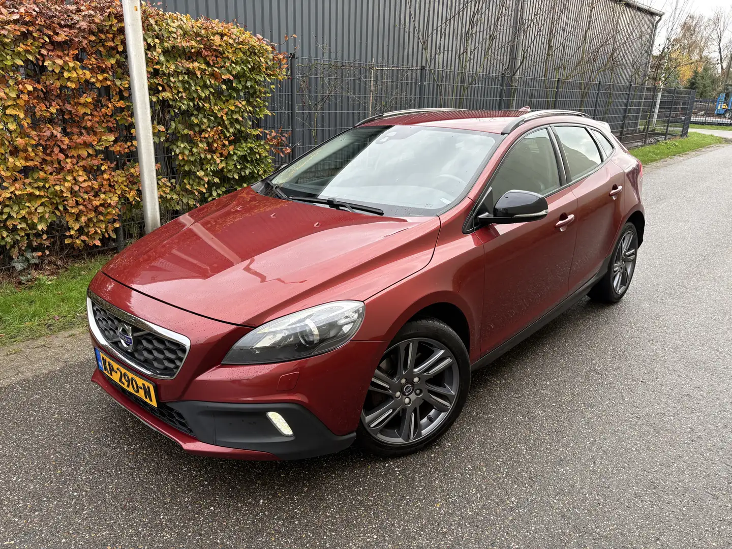 Volvo V40 Cross Country 2.0 D3 Summum / AUTOMAAT / NAVI / CRUISE / 171dkm! Rouge - 2