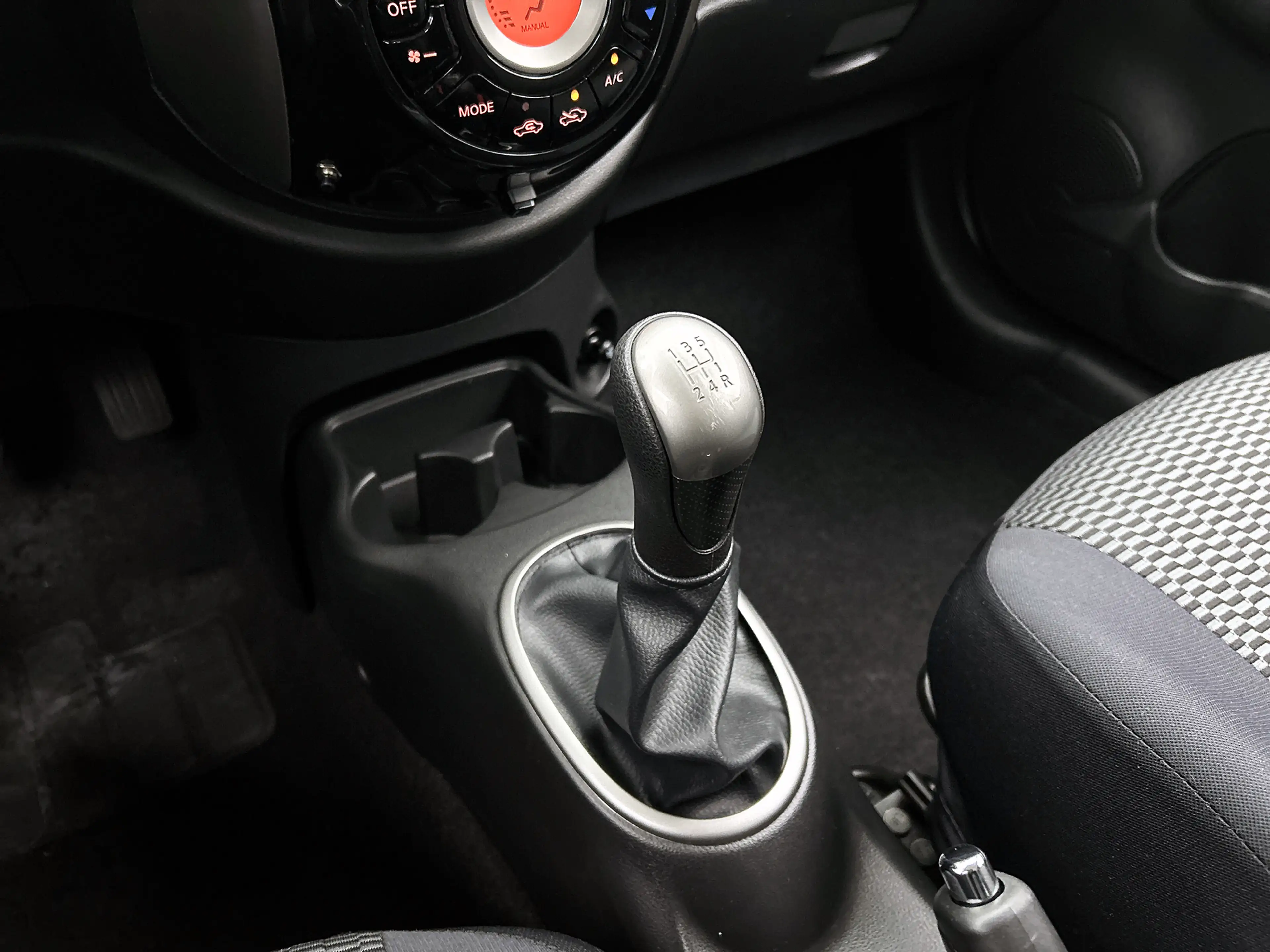 Nissan Micra 1.2 Connect Edition Navi, cruise, parkeersensoren — photo 29