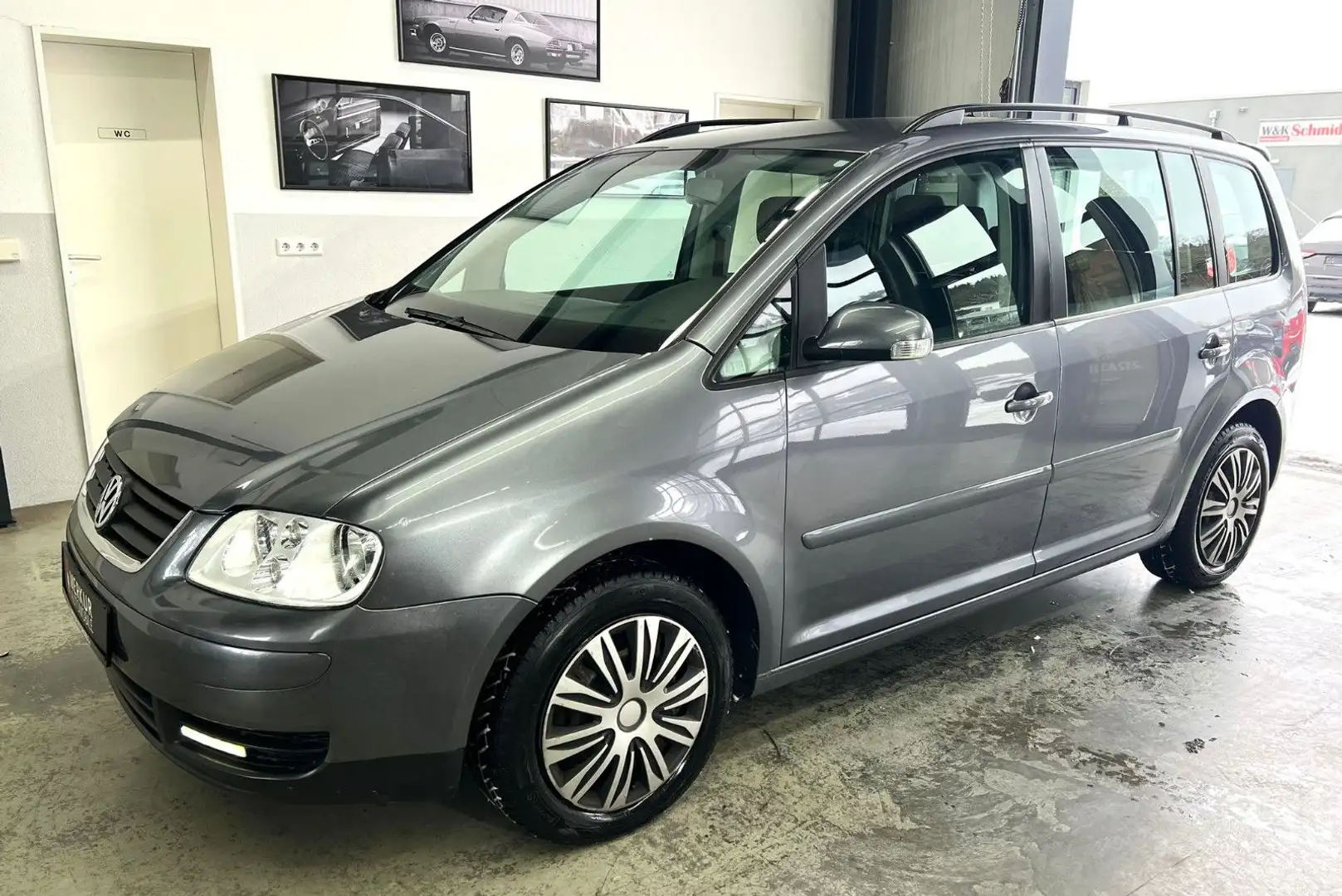 Volkswagen Touran 1.6 FSI Trendline+AHK+Klimaaut.+Tempomat Grau - 1
