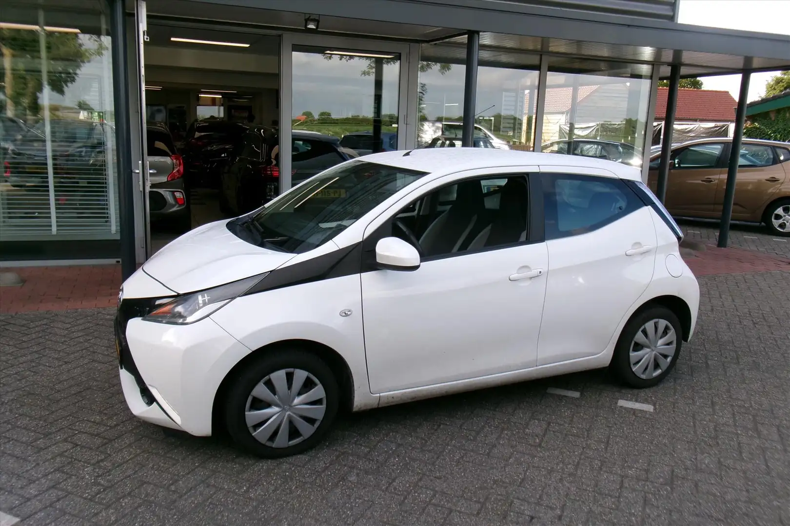 Toyota Aygo 1.0 VVT-i 5Drs x-play Cruisecontrol Org. Ned. Wit - 2
