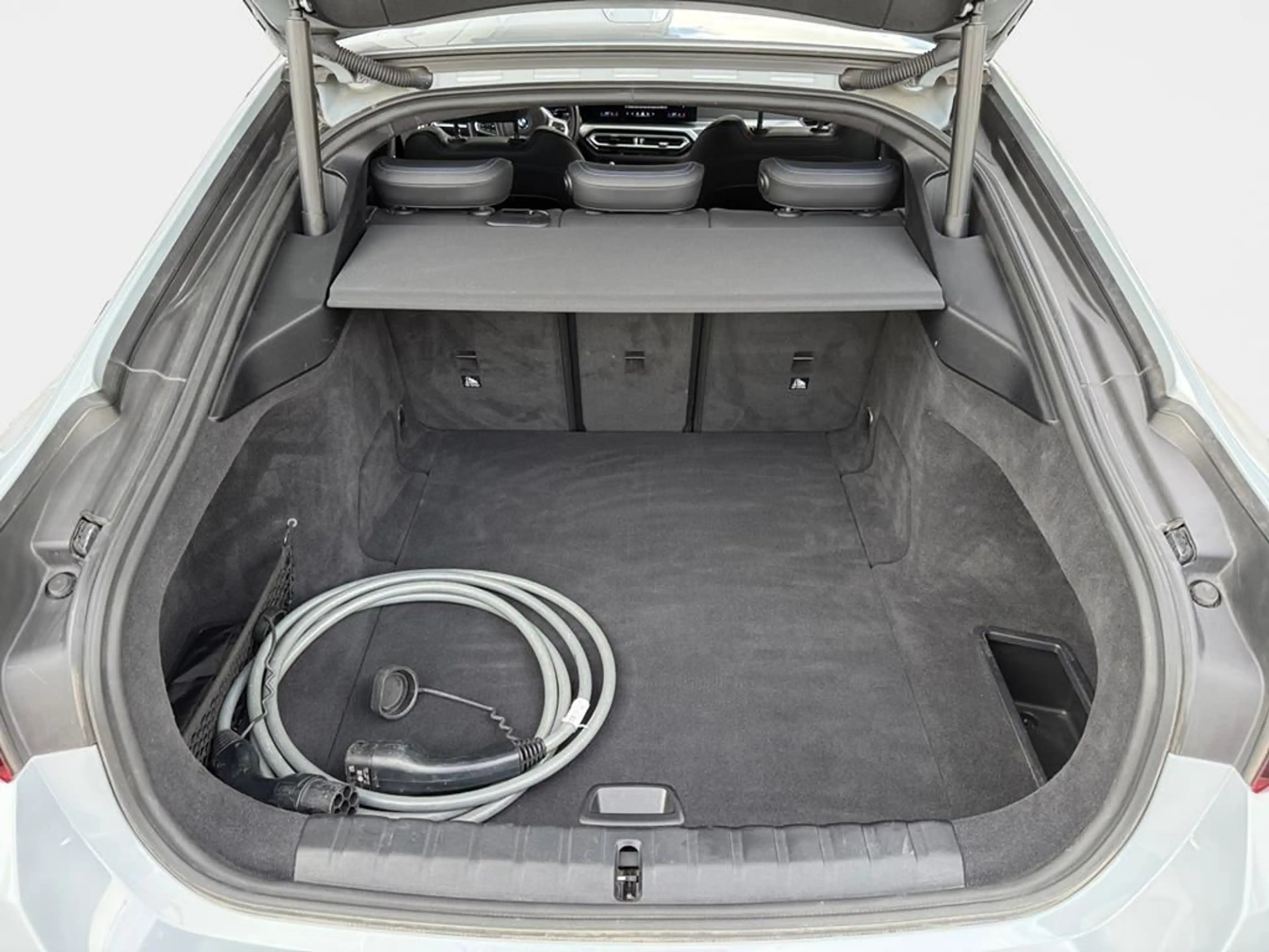 BMW i4 Sportpaket — photo 17
