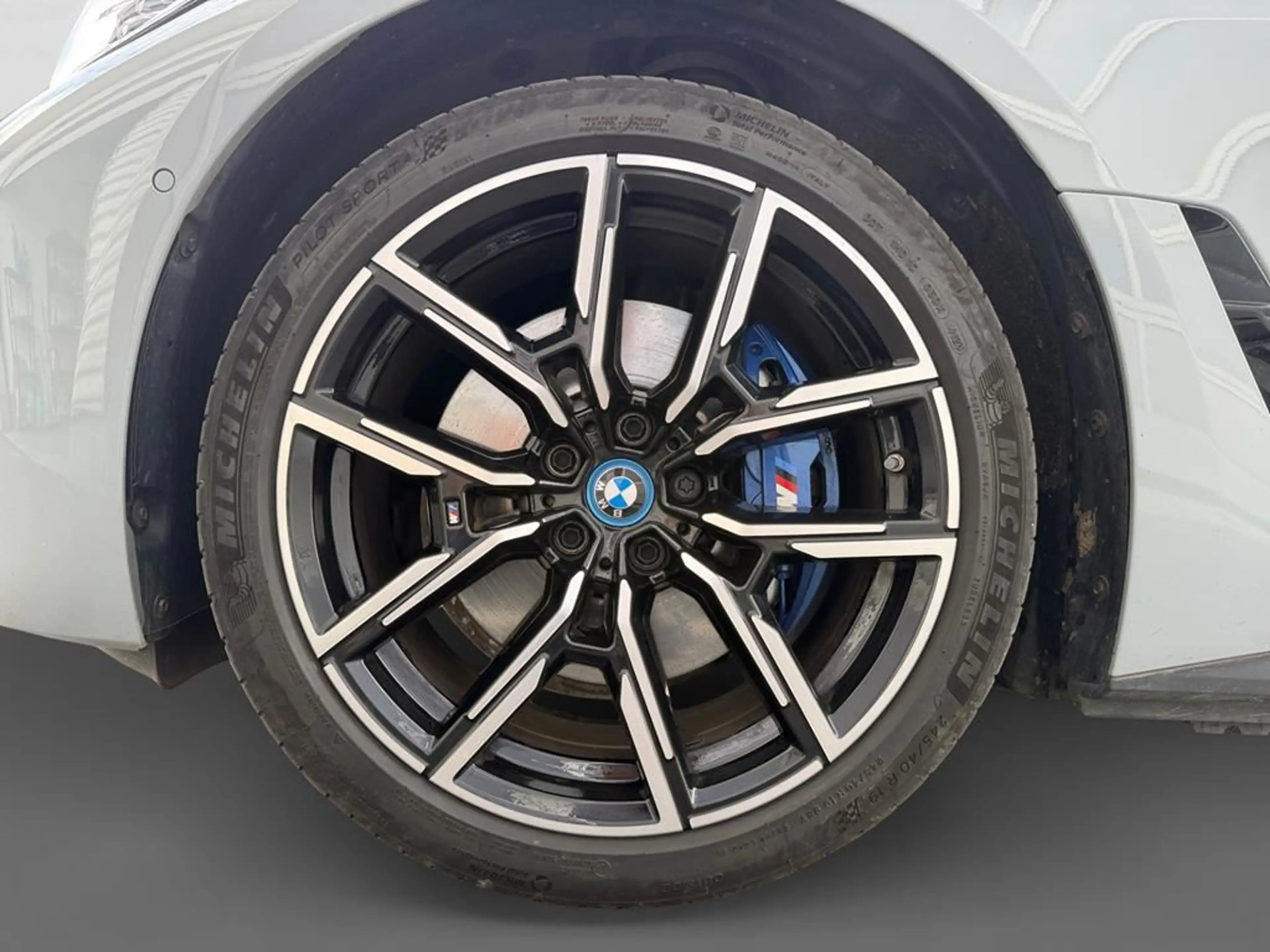 BMW i4 Sportpaket — photo 16