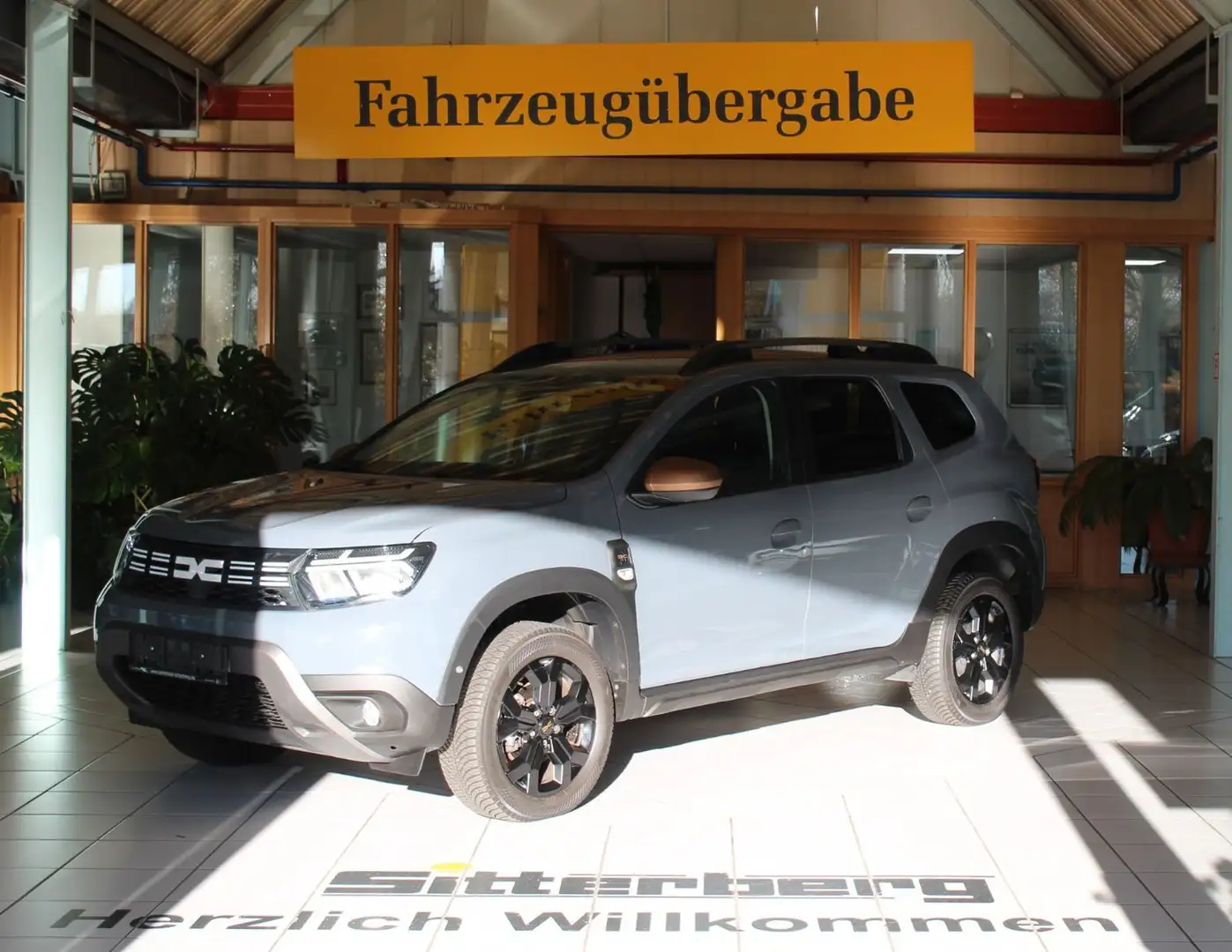 Dacia Duster II Extreme TCe 150 EDC Grau - 1