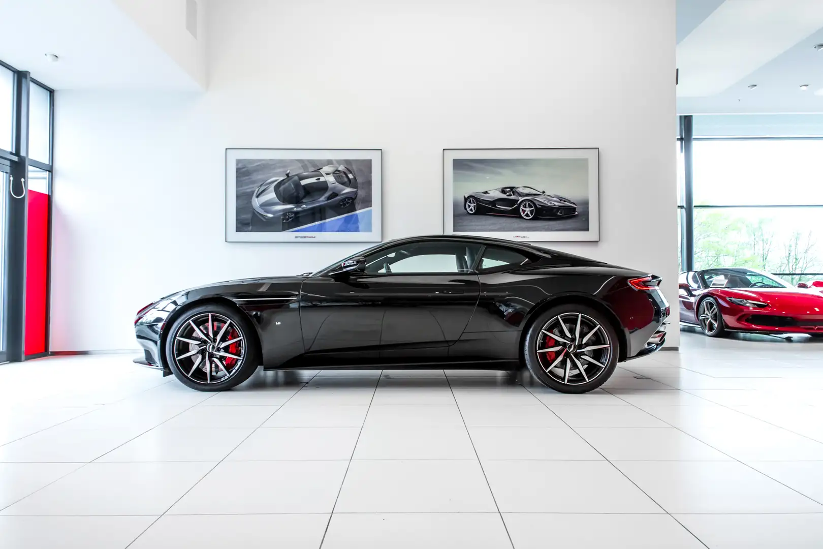 Aston Martin DB11 5.2 V12 ~Munsterhuis Sportscars~ Zwart - 1