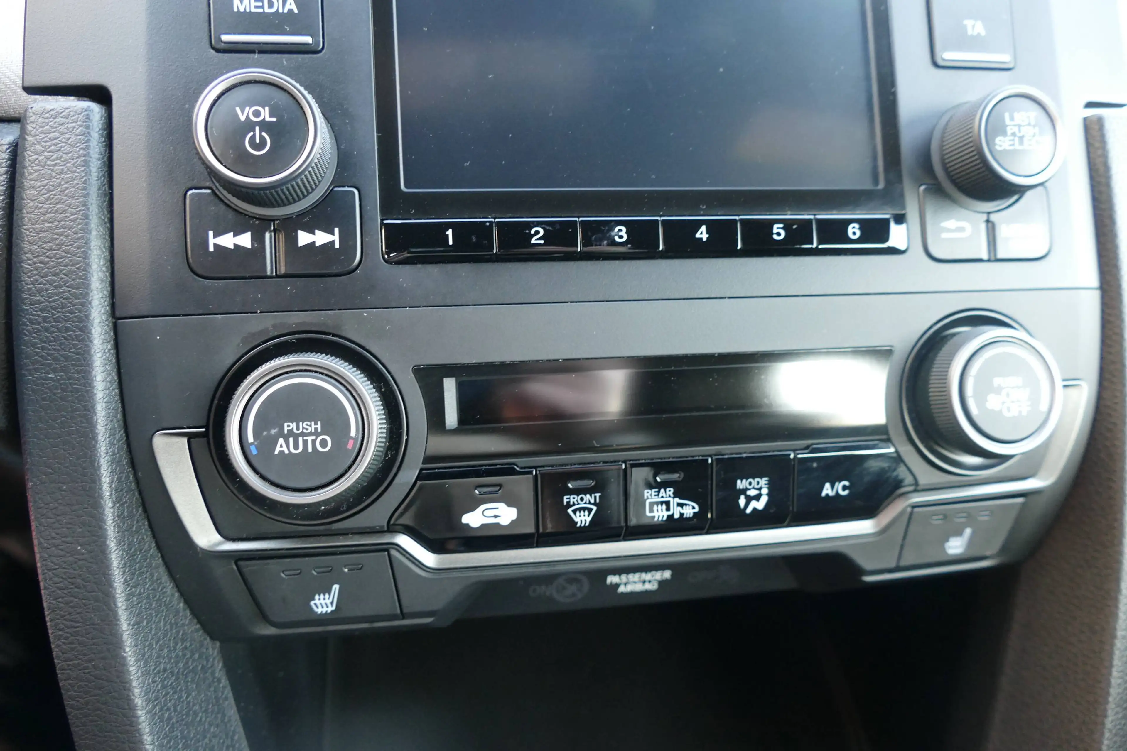 Honda Civic 1.0 i-VTEC Turbo CVT Comfort - Klimaautomatik — photo 15