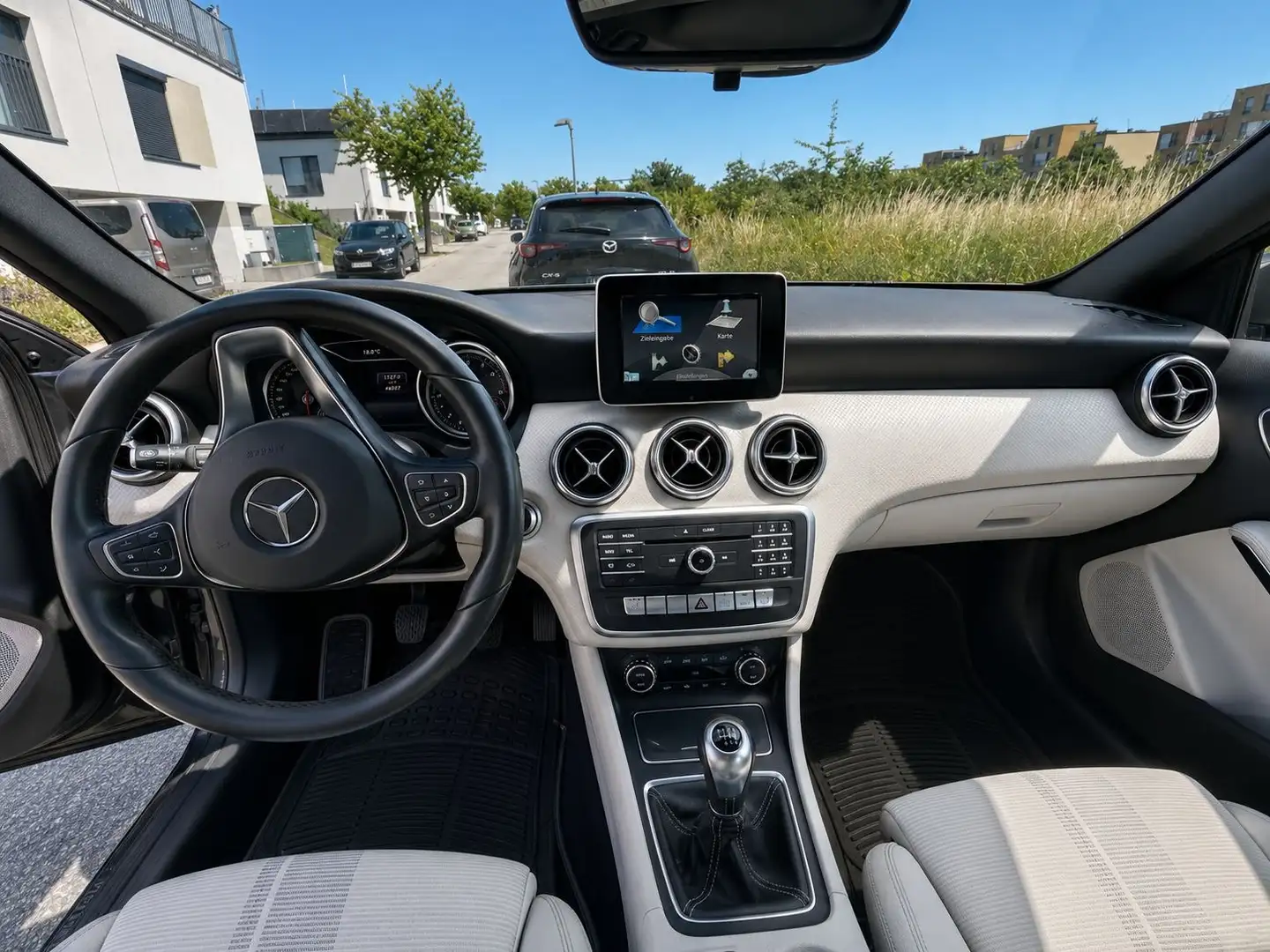 Mercedes-Benz A 180 A 180 d Austria Edition Grau - 2