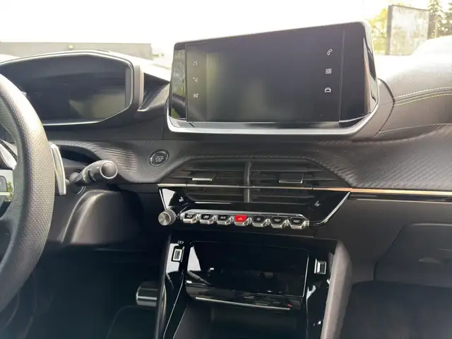 Peugeot 208 view 12