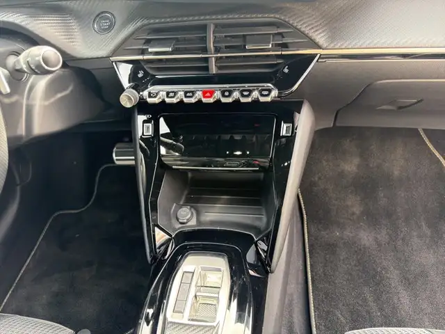 Peugeot 208 view 11