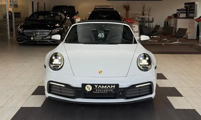 Porsche 911 view 3