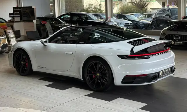 Porsche 911 view 8