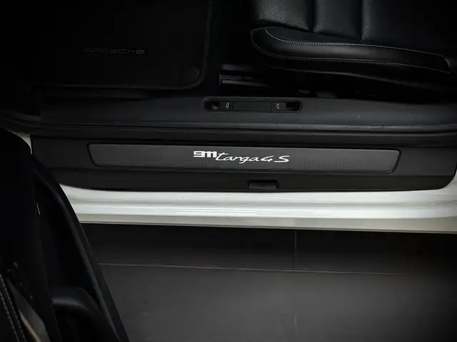 Porsche 911 view 11