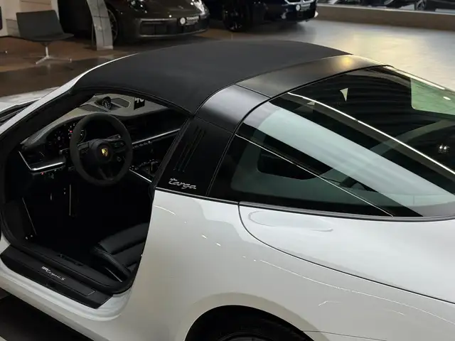 Porsche 911 view 9