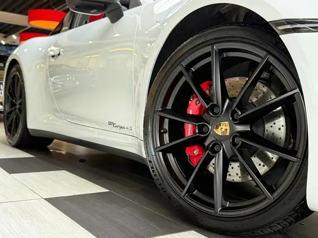 Porsche 911 view 6