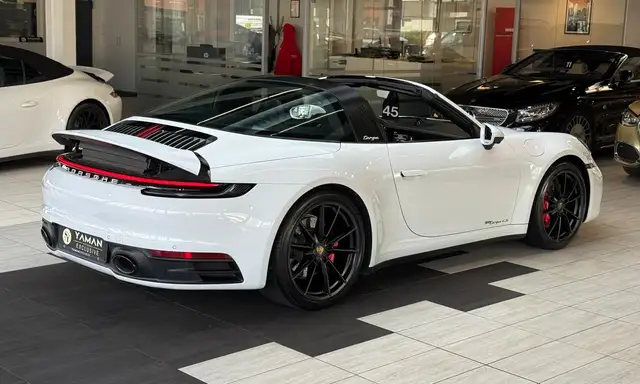 Porsche 911 view 7