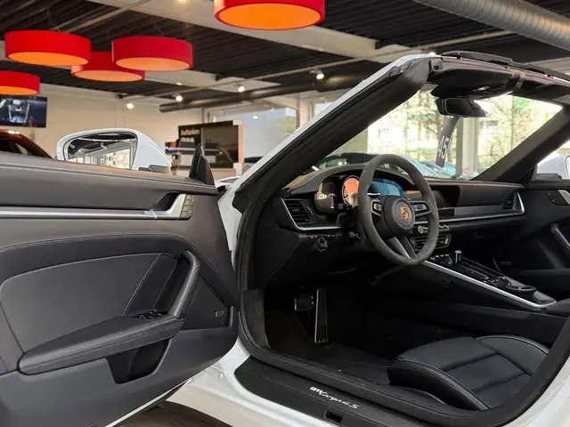 Porsche 911 view 10