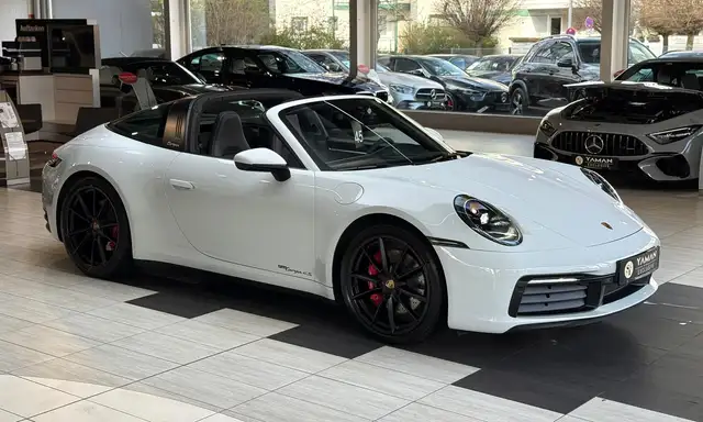 Porsche 911 view 4