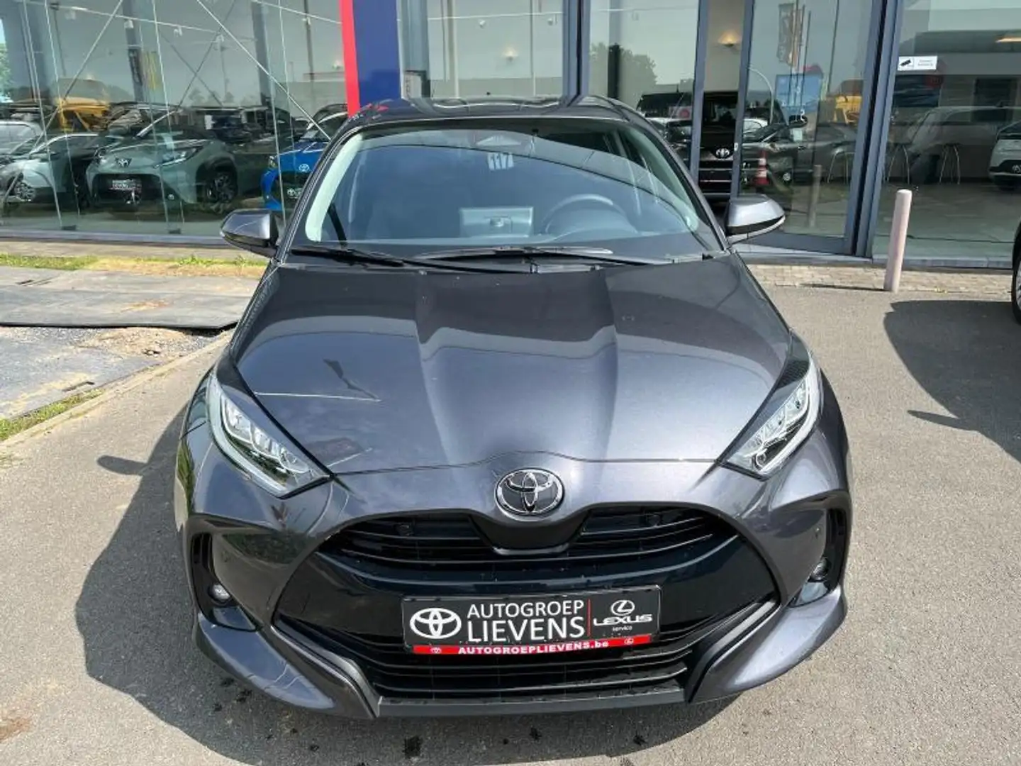 Toyota Yaris Iconic 1.5 HYB Grijs - 2
