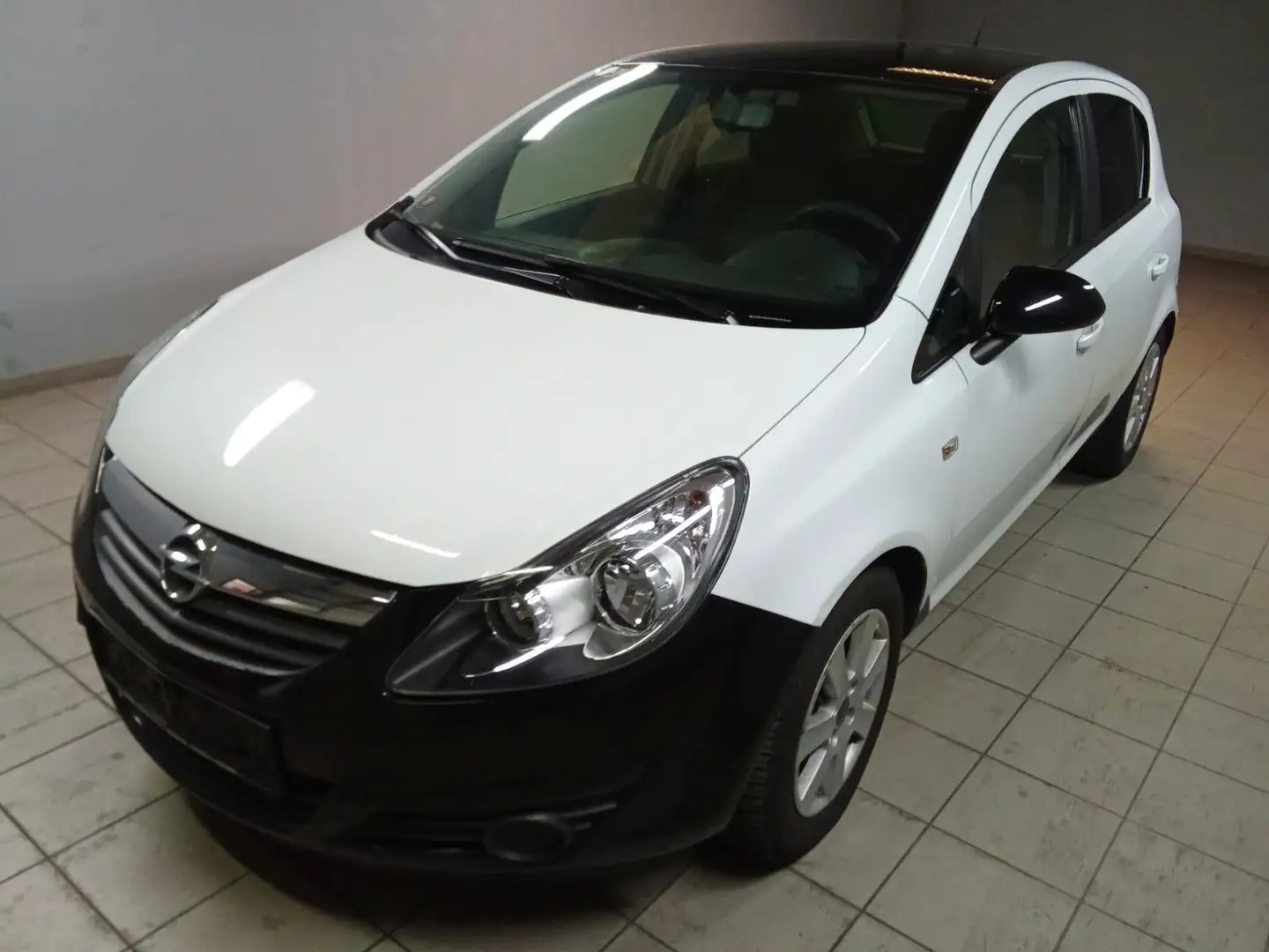 Opel Corsa D Color Edition kein tüv Weiß - 1