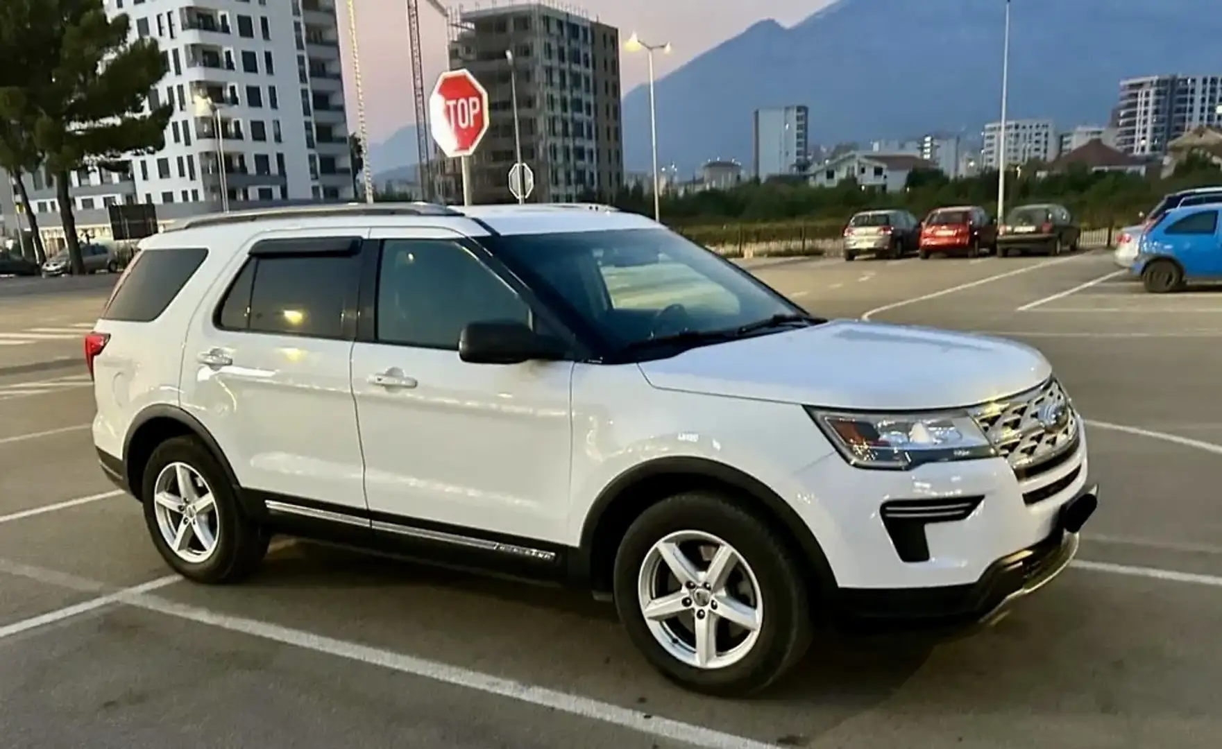 Ford Explorer XLT 2,3 Litre Eco Buster Weiß - 1