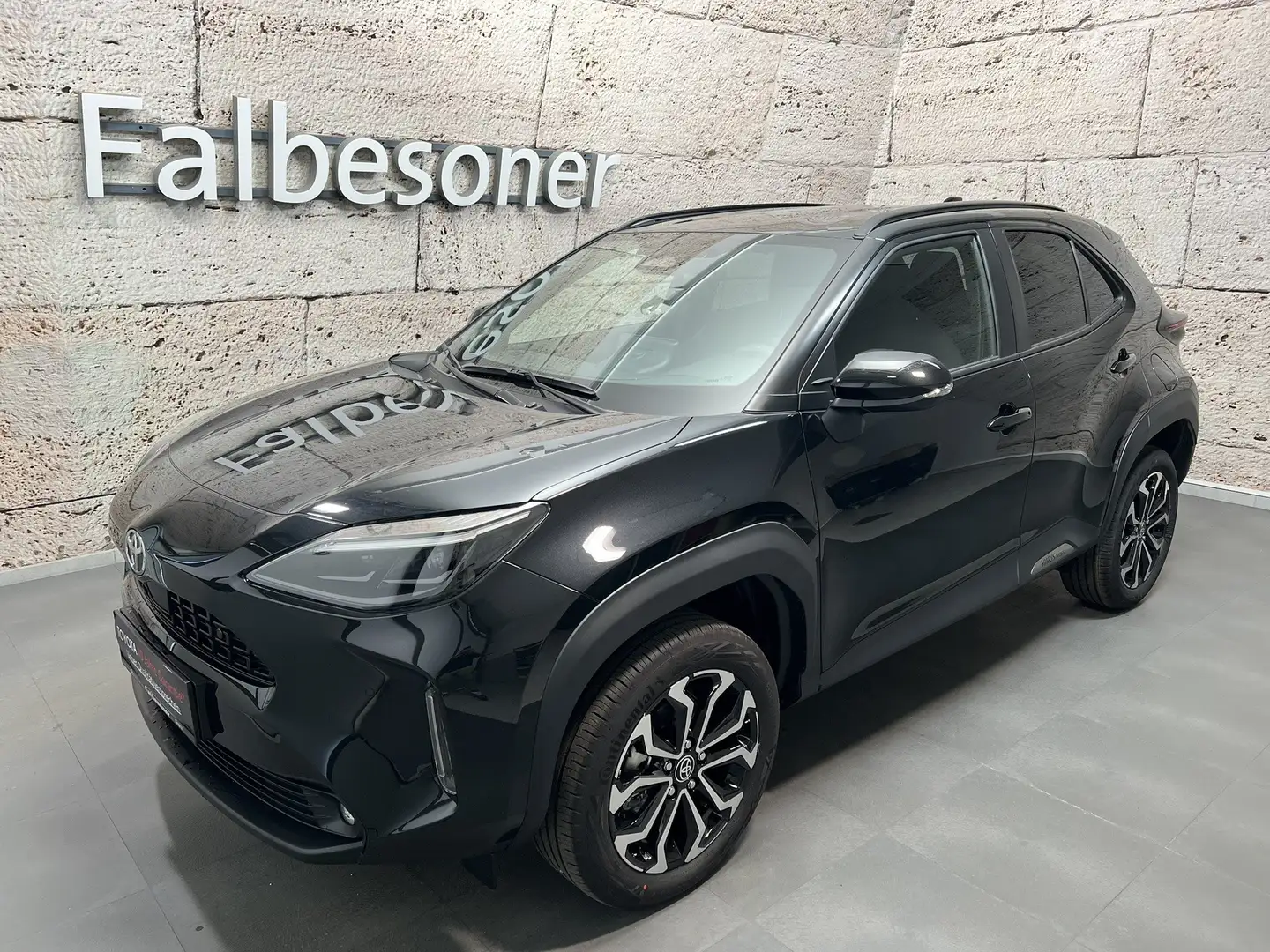 Toyota Yaris Cross 1,5 Hybrid AWD-i Active Drive + Safety Paket Schwarz - 2