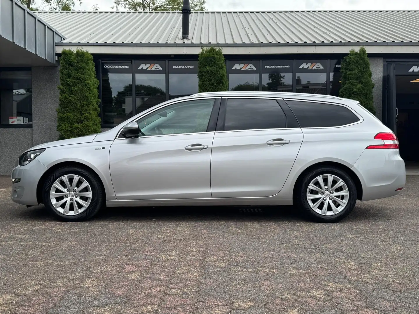Peugeot 308 SW 1.2 PureTech Style | A/C | Cruise | Trekhaak Grijs - 2