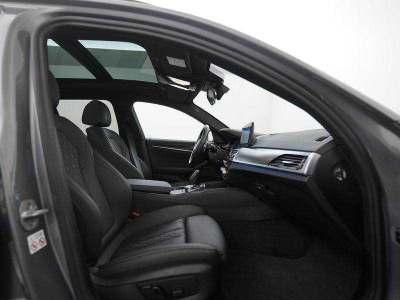 BMW 530 5-serie Touring 530e M Sport Shadow | Panoramadak — photo 3