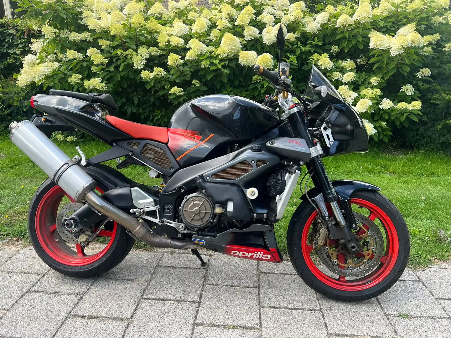 Aprilia Tuono Zwart - 1
