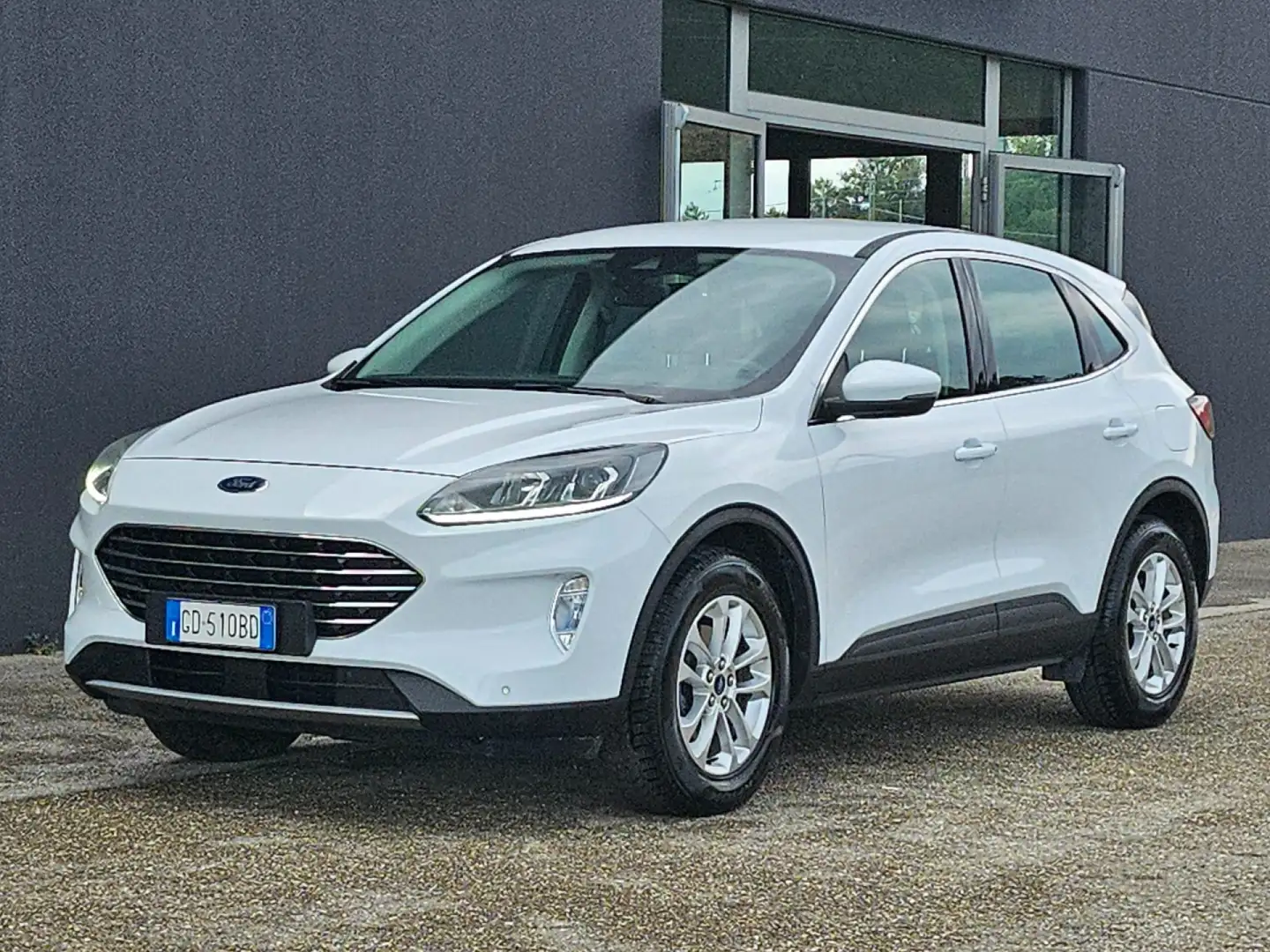 Ford Kuga 1.5 120 2WD Titanium 59.000 KM. Weiß - 1