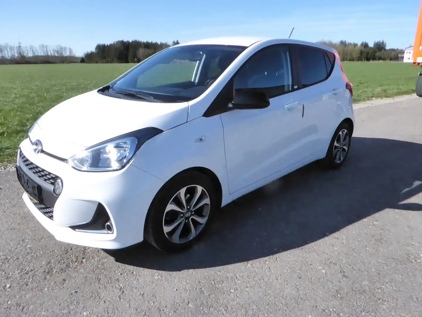 Hyundai i10 YES! Plus,PDC,MFL,Tempo,SHZ,DAB-Radio,AUX,USB Bílá - 1