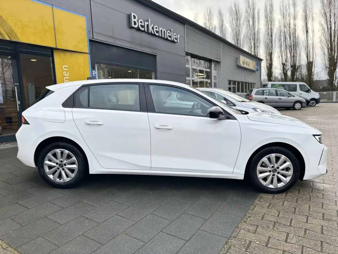 Opel Astra L Lim. 5-trg. Enjoy ** Navi/Allwetter ** Bílá - 2