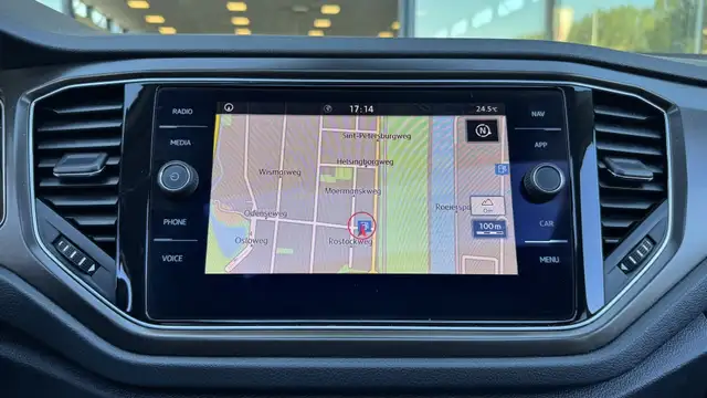 Volkswagen T-Roc view 17