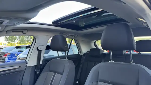 Volkswagen T-Roc view 11