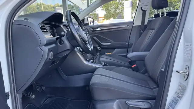 Volkswagen T-Roc view 9