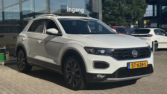 Volkswagen T-Roc view 4