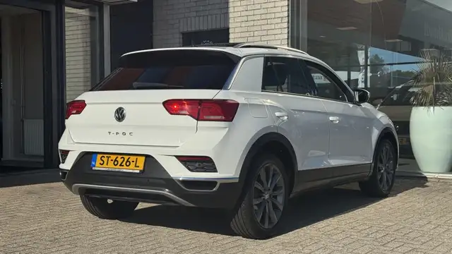 Volkswagen T-Roc view 5
