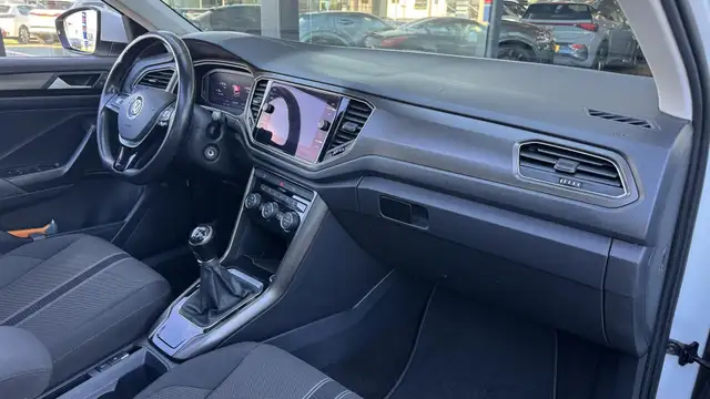 Volkswagen T-Roc view 15