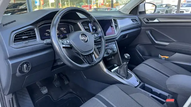 Volkswagen T-Roc view 8