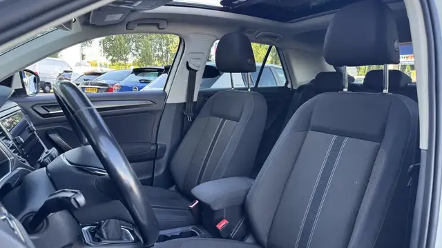 Volkswagen T-Roc view 10