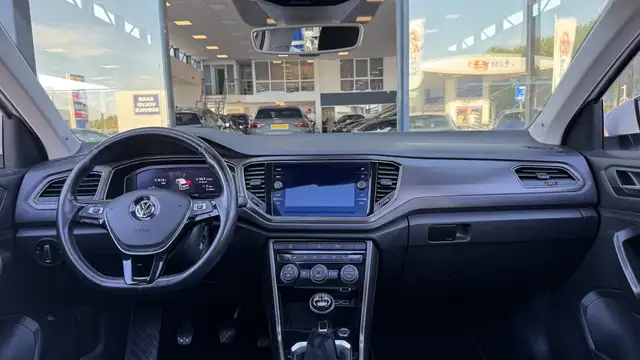 Volkswagen T-Roc view 16