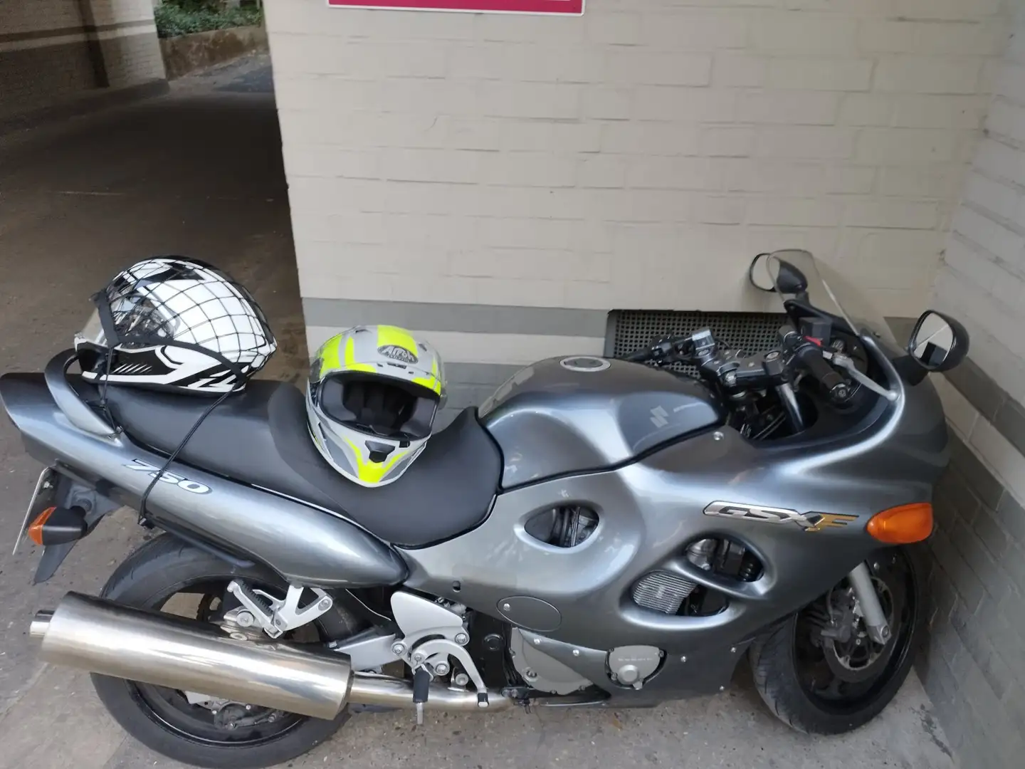 Suzuki GSX 750 F Gri - 1