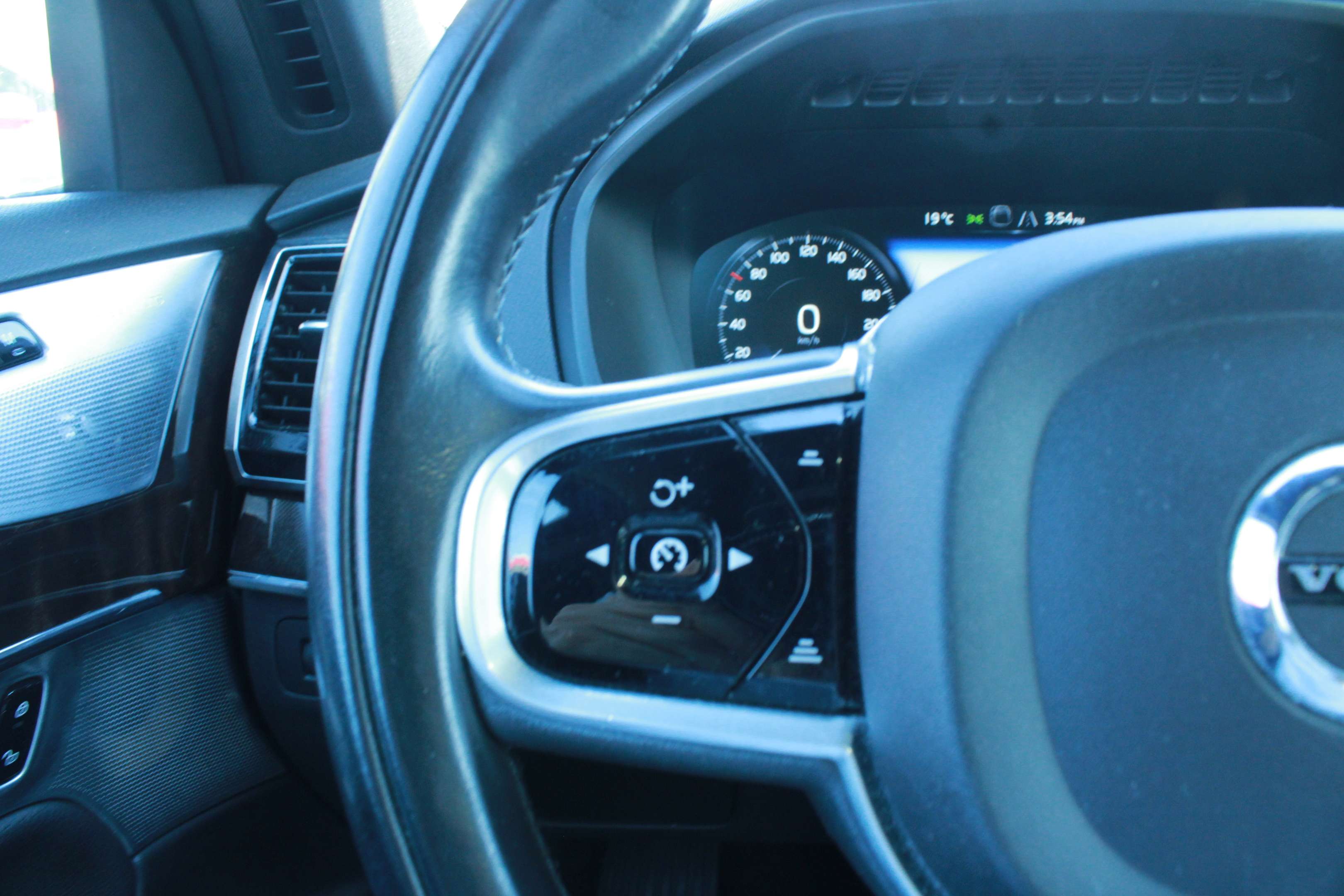 2017 Volvo XC90 AWD T6 Momentum 7-Passenger thumb 31