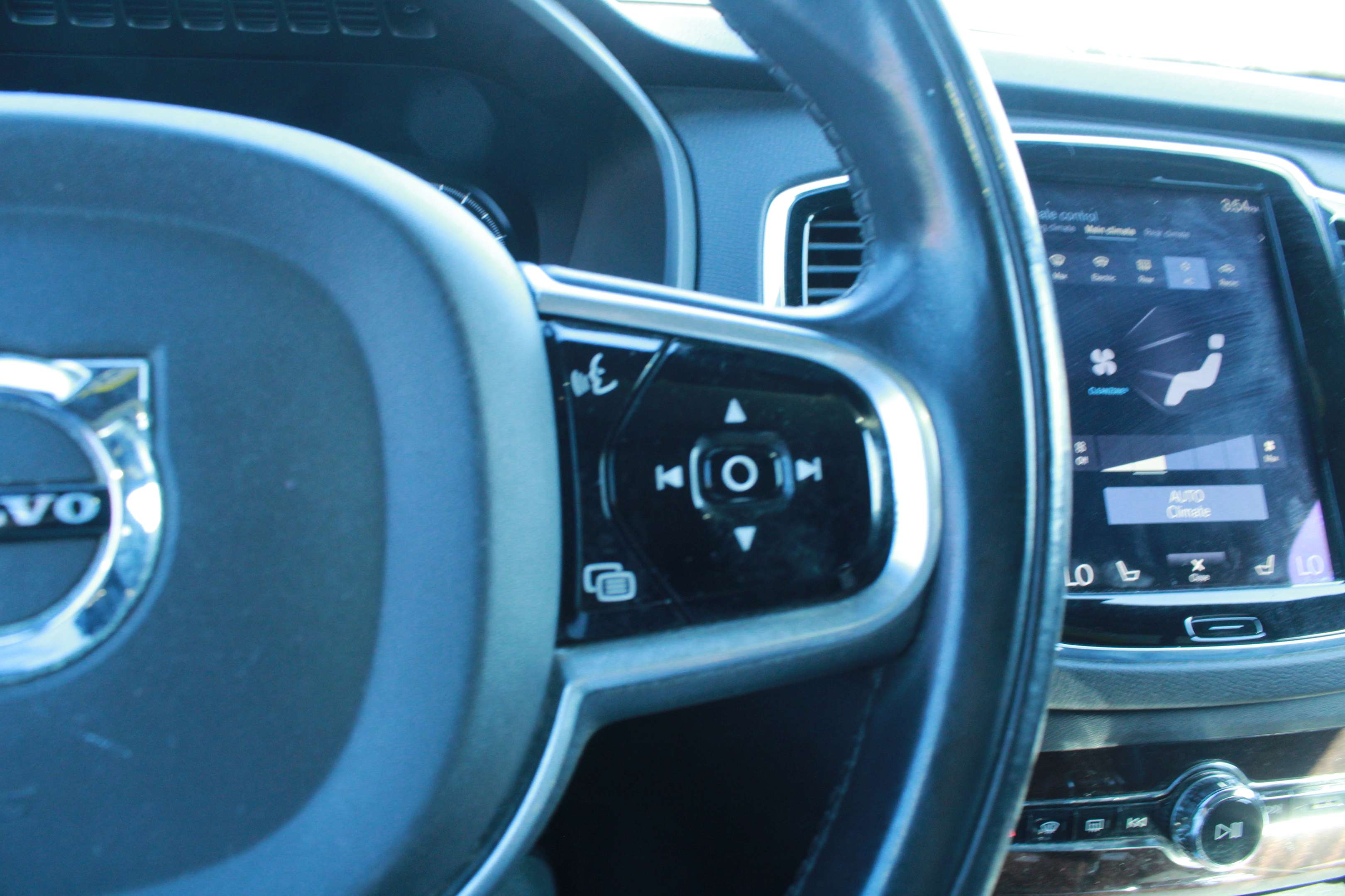 2017 Volvo XC90 AWD T6 Momentum 7-Passenger thumb 32