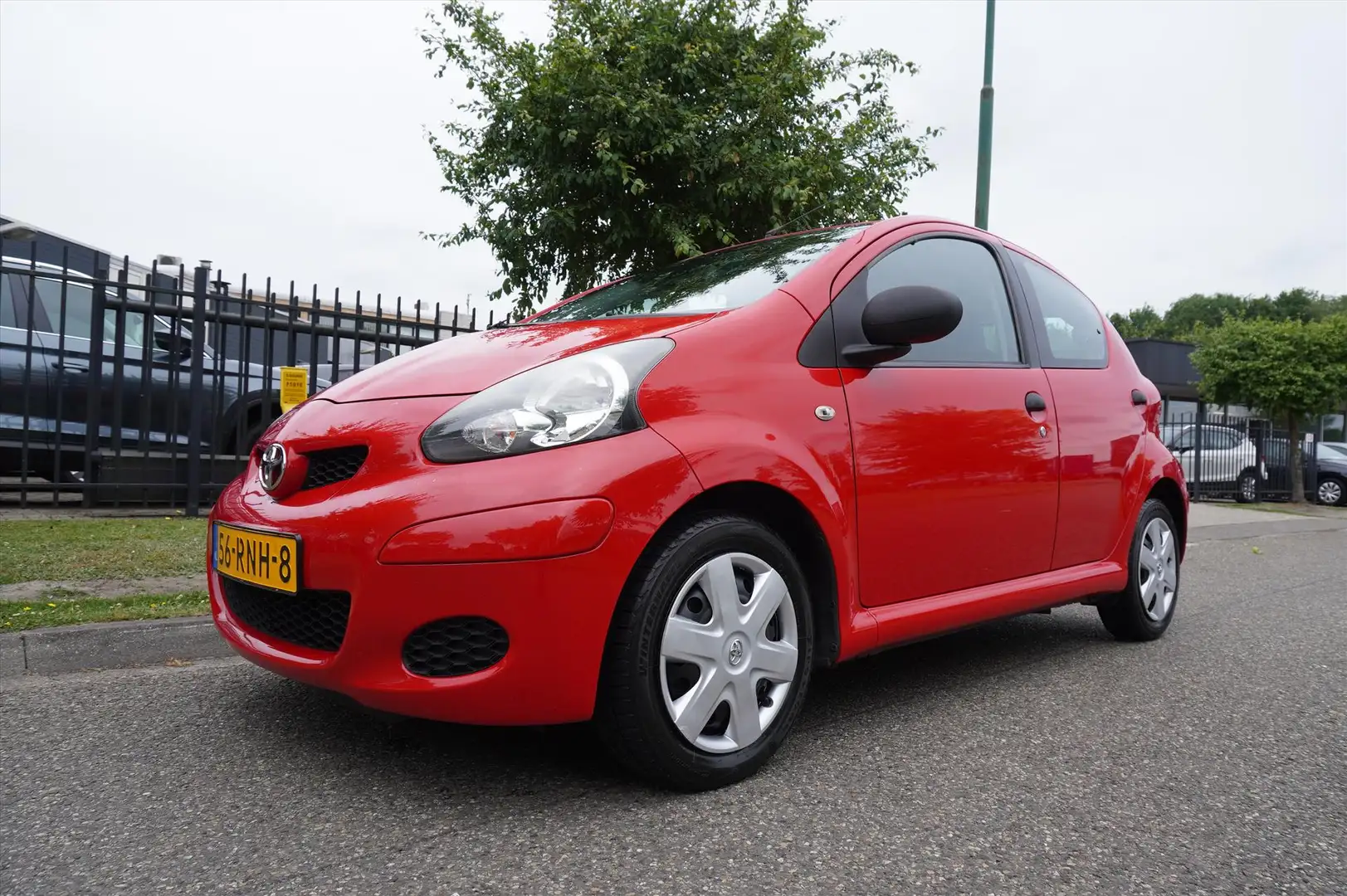 Toyota Aygo 1.0 VVT-i 5D Cool AIRCO APK tot 01-07-2026 Rouge - 1