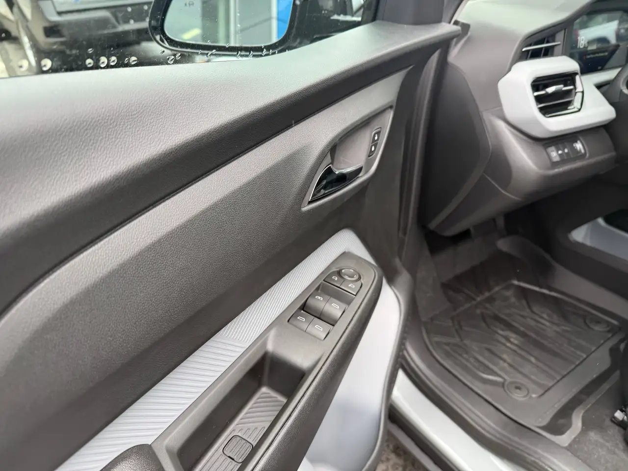Chevrolet Bolt photo Chevrolet Bolt