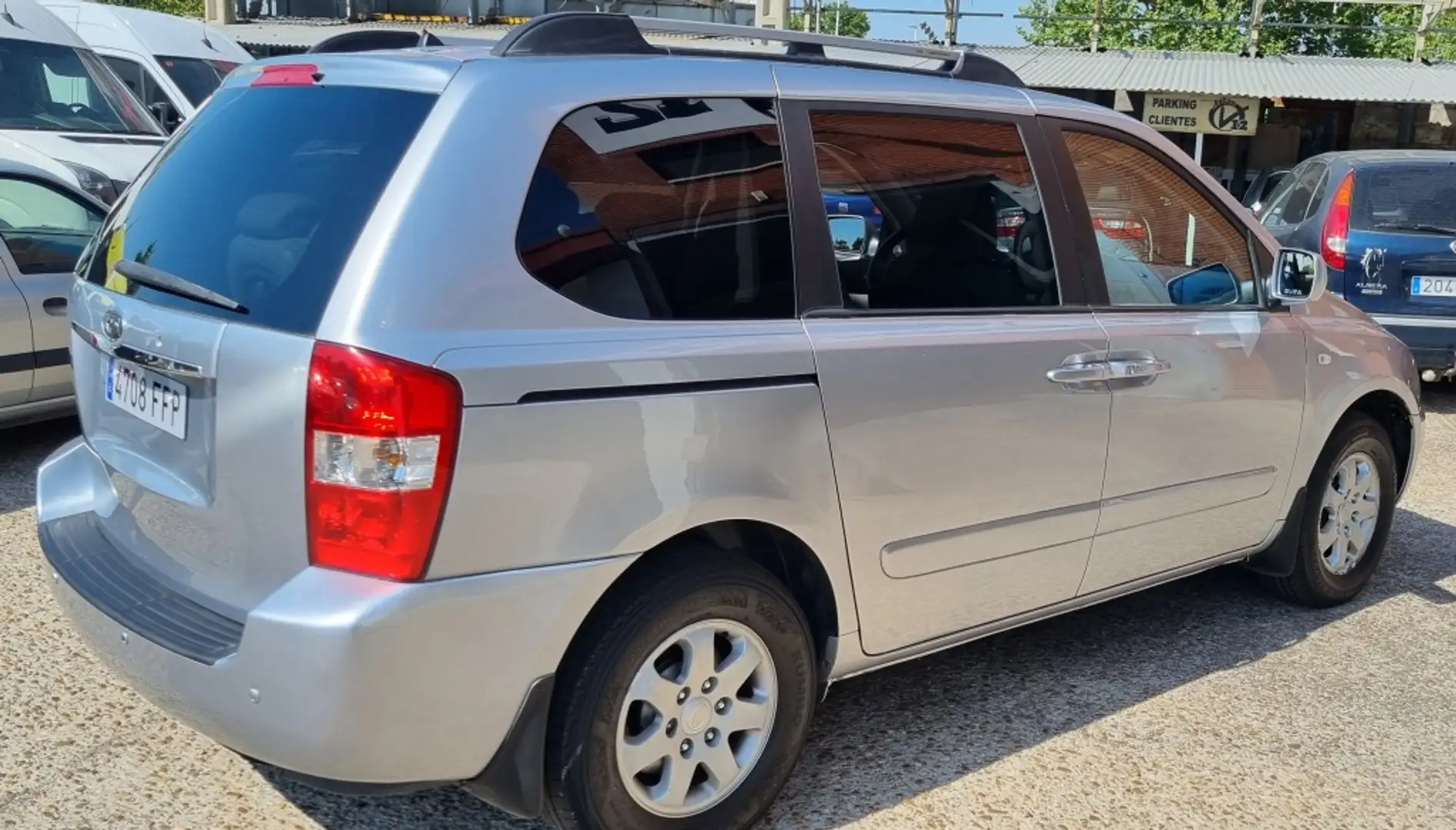 Kia Carnival 2.9CRDI EXII-Emotion Beige - 2