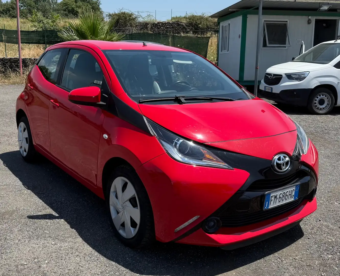 Toyota Aygo 1.0 VVT-i 69 CV 5 porte x-play TSS Rosso - 1